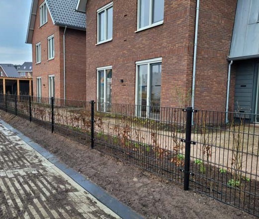 I et nybygd boligområde har panelgjerder blitt brukt for å fullføre estetikken
