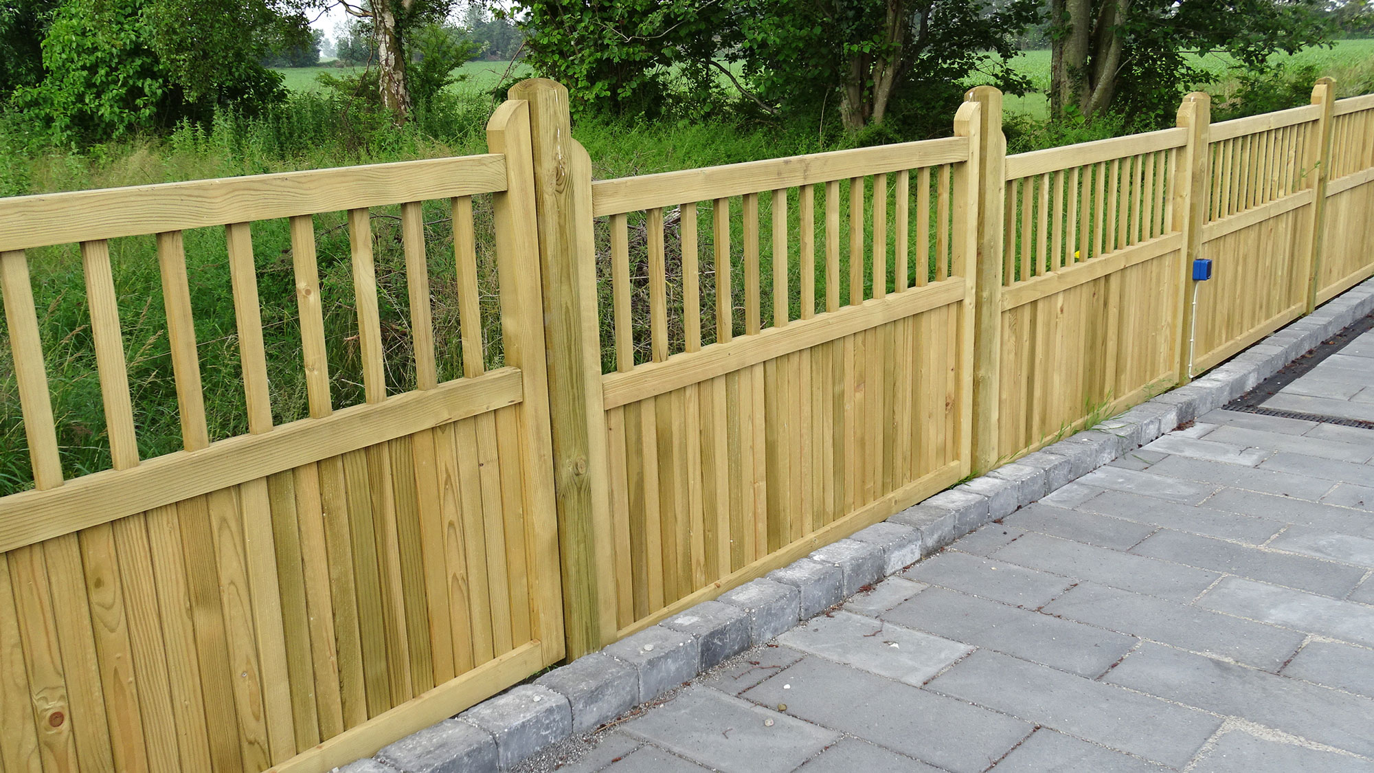«Country Garden» i elegant design i trykkimpregnert tre