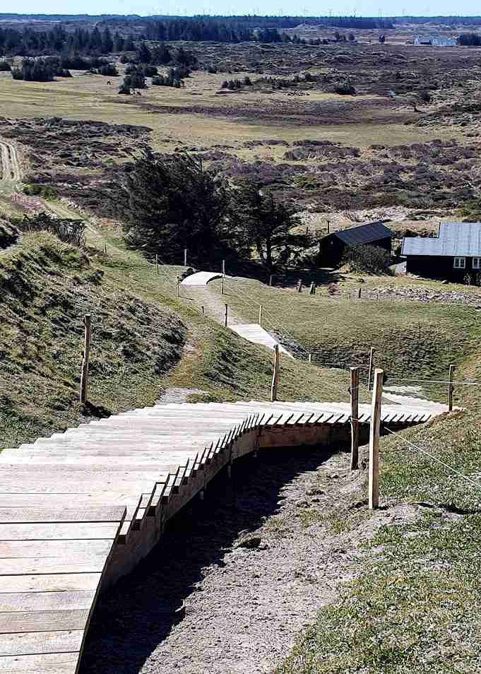 En vakker trebro gjør det lettere for besøkende å komme seg inn i et naturområde.