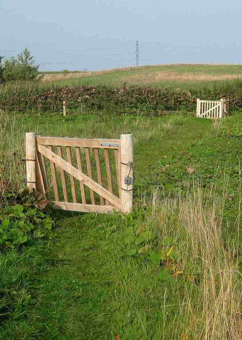 I forgrunnen er det en klappgrind, og i bakgrunnen er det en annen klappgrind