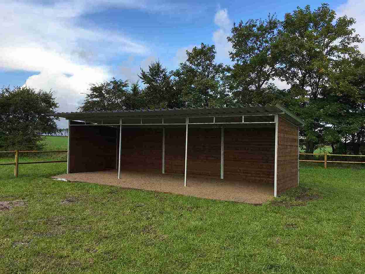 Et leskur står midt i en dyreinnhegning.