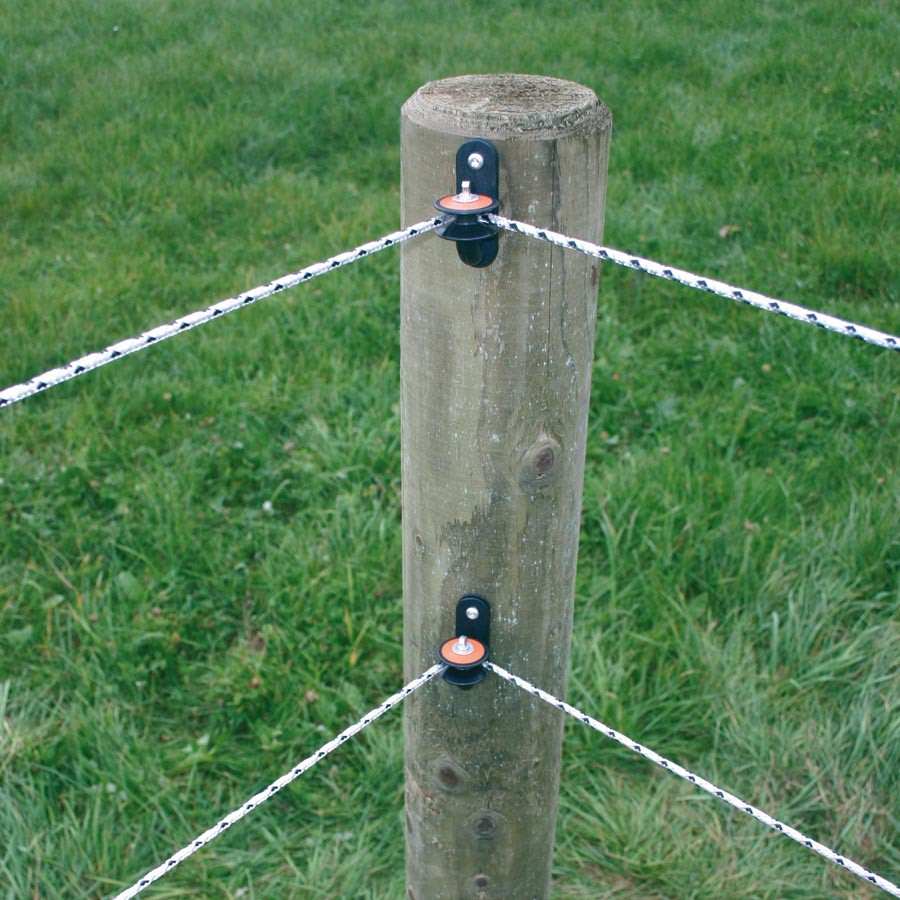 På hjørnestolpen på et elektrisk gjerde er det montert en rulleisolator for å holde ledningen på plass.