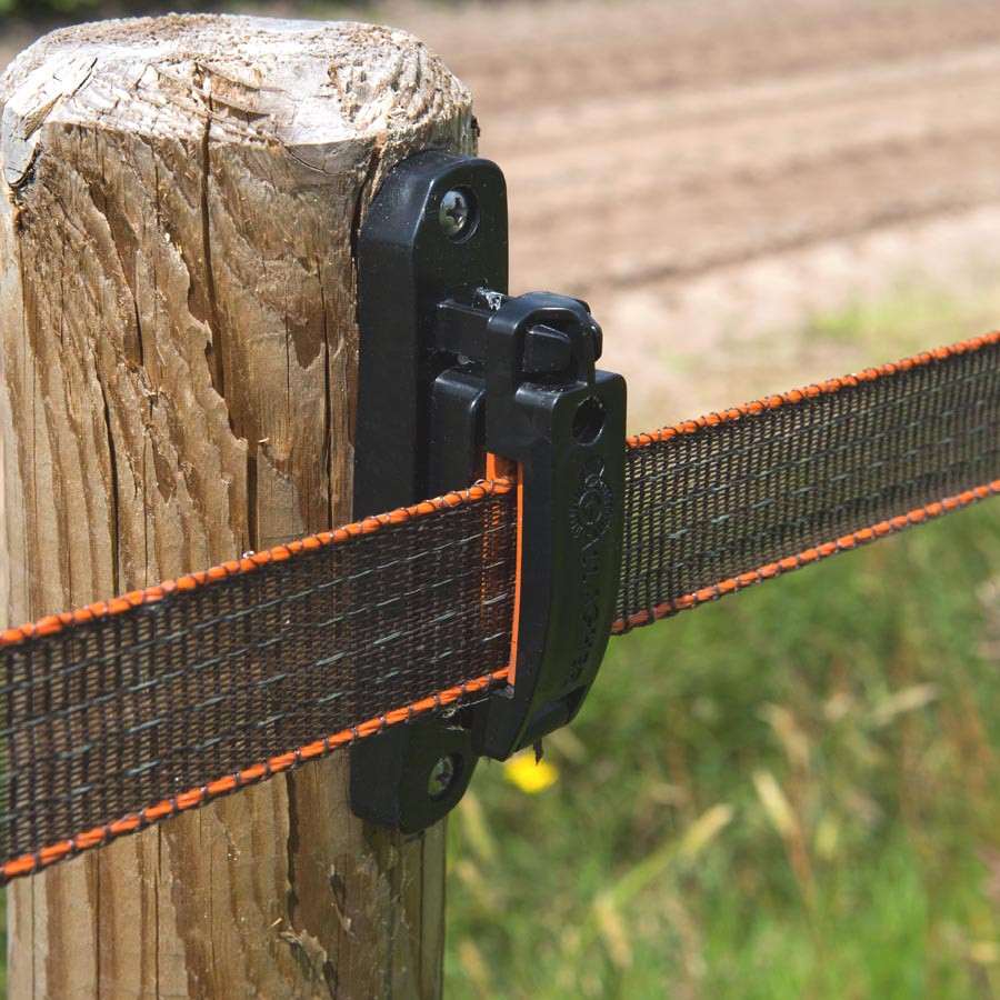 Polytape montert med isolator på gjerdestolpe.