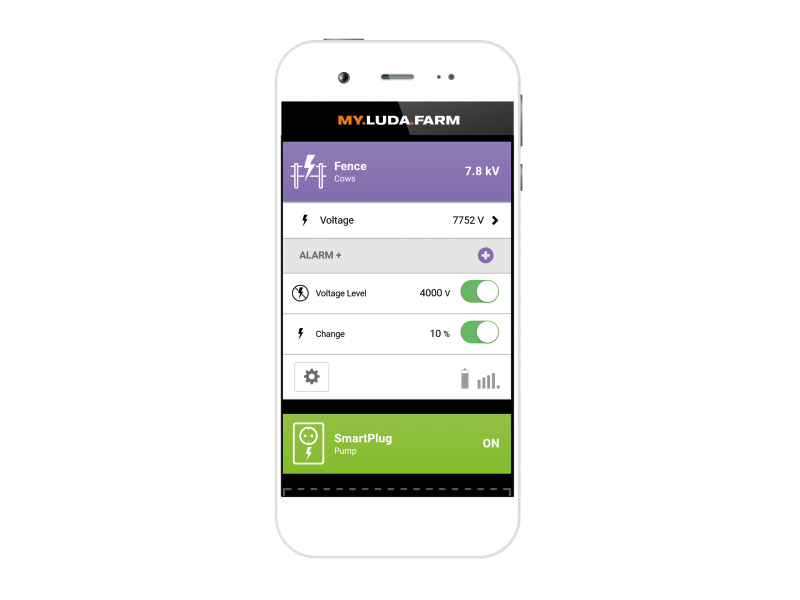 Smarttelefon med Poda FenceAlarm-app som viser gjerdspenning, alarmer og en SmartPlug for fjernstyring.