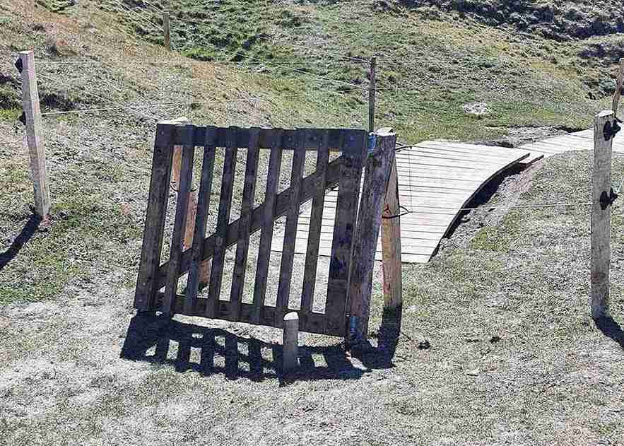 I forgrunnen ses en klappgrind. En tretrapp kan sees i bakgrunnen.