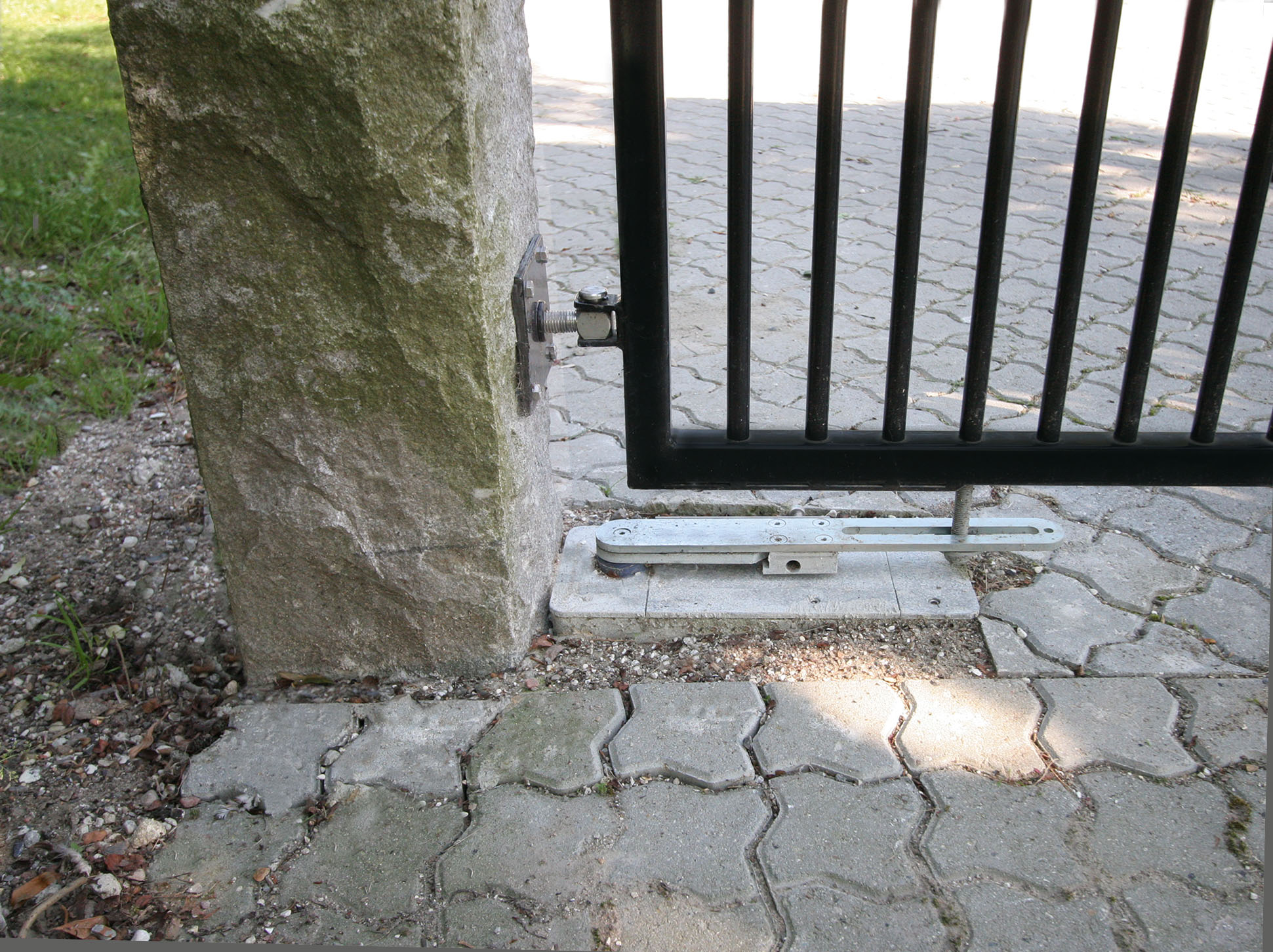 Nærbilde av hvordan portautomatiseringsmotoren er nedgravd