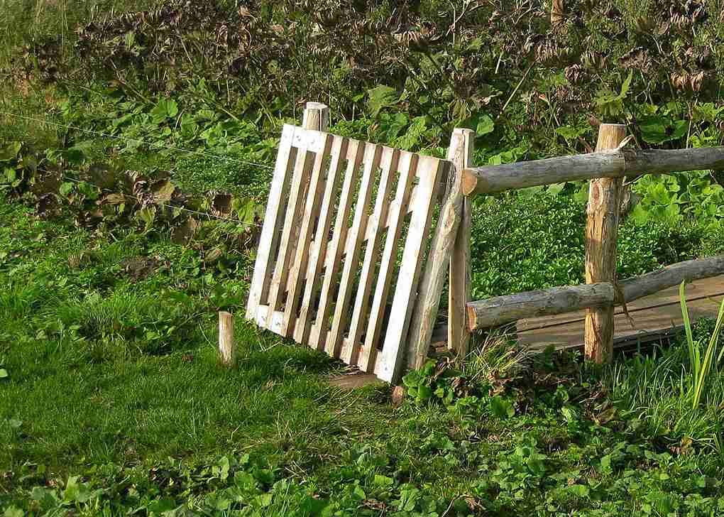Klappgrind fører til bro med rekkverk