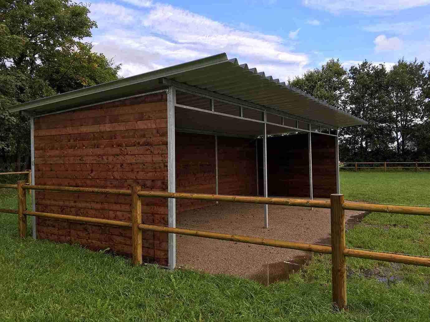 Et leskur står midt i en dyreinnhegning.