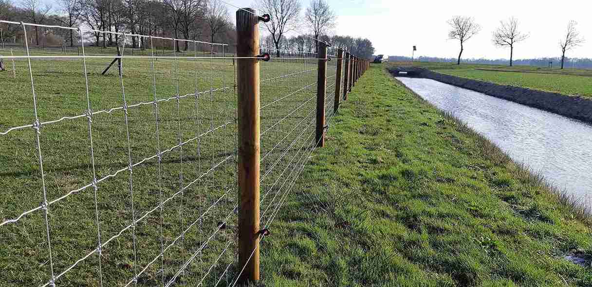 Ulvesikret dyreinnhegning nær en kanal.