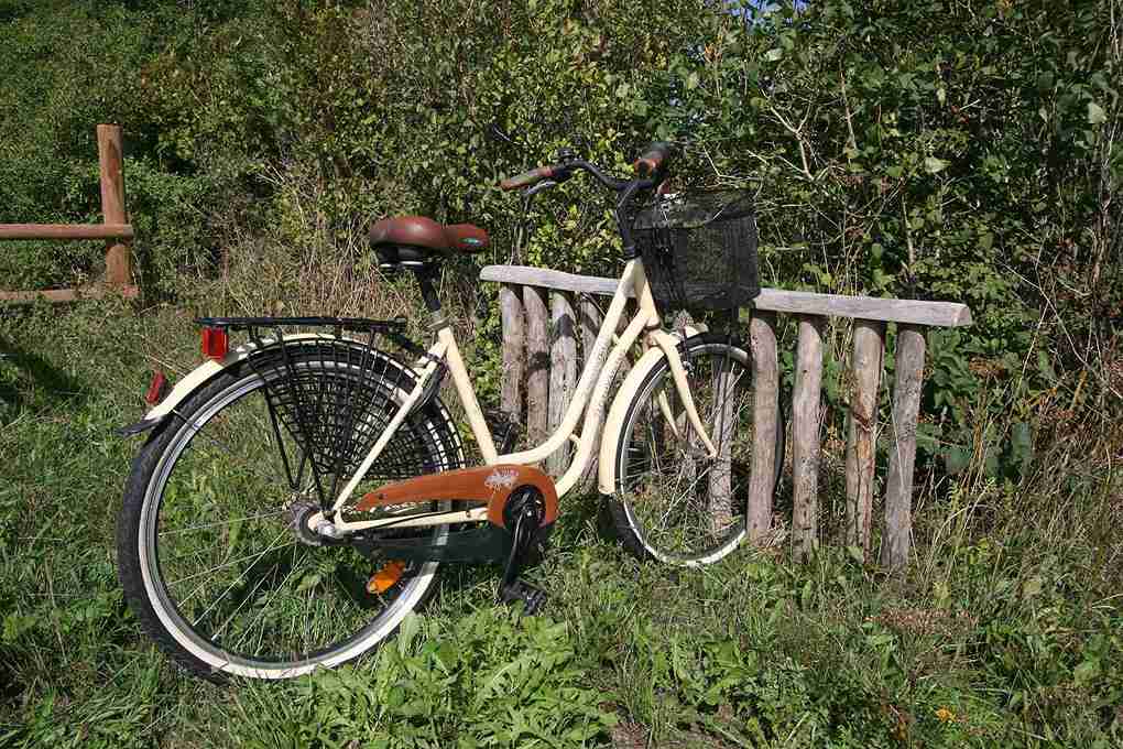 Sykkelstativet i tre er en vakker og naturlig løsning