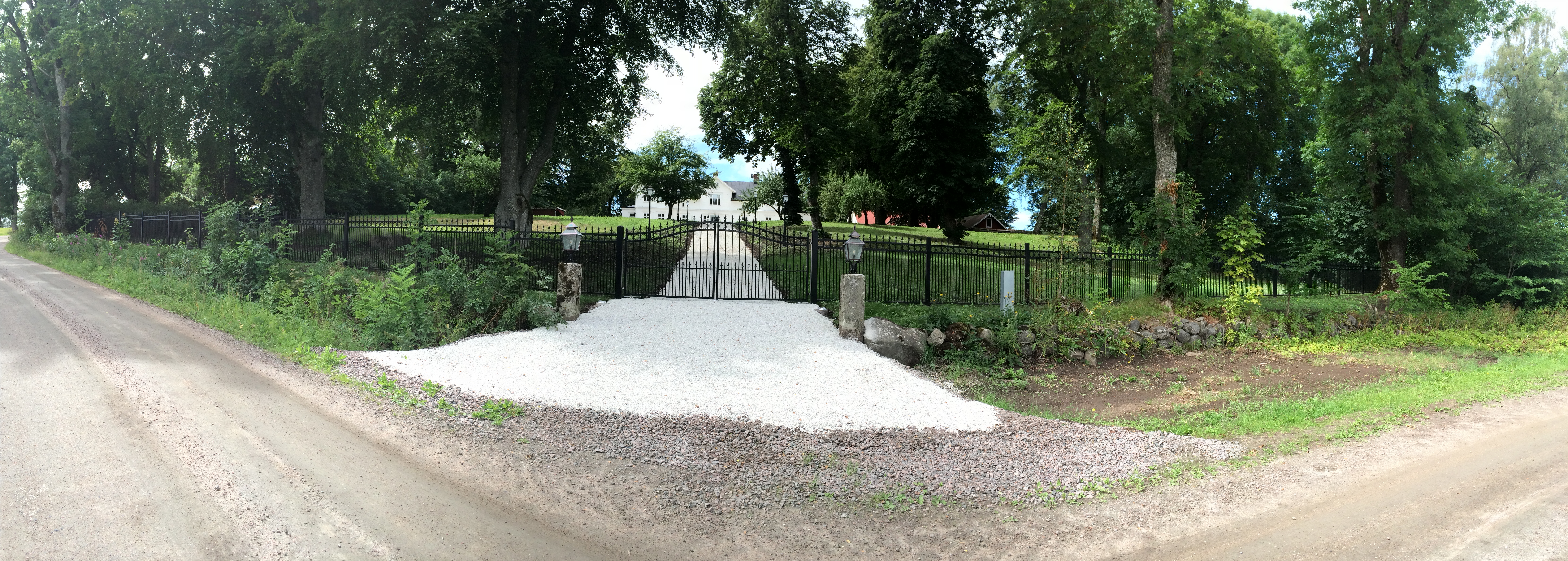 Fra en panoramavinkel kan du se en smijernsport i svart montert ved siden av gjerder i samme design