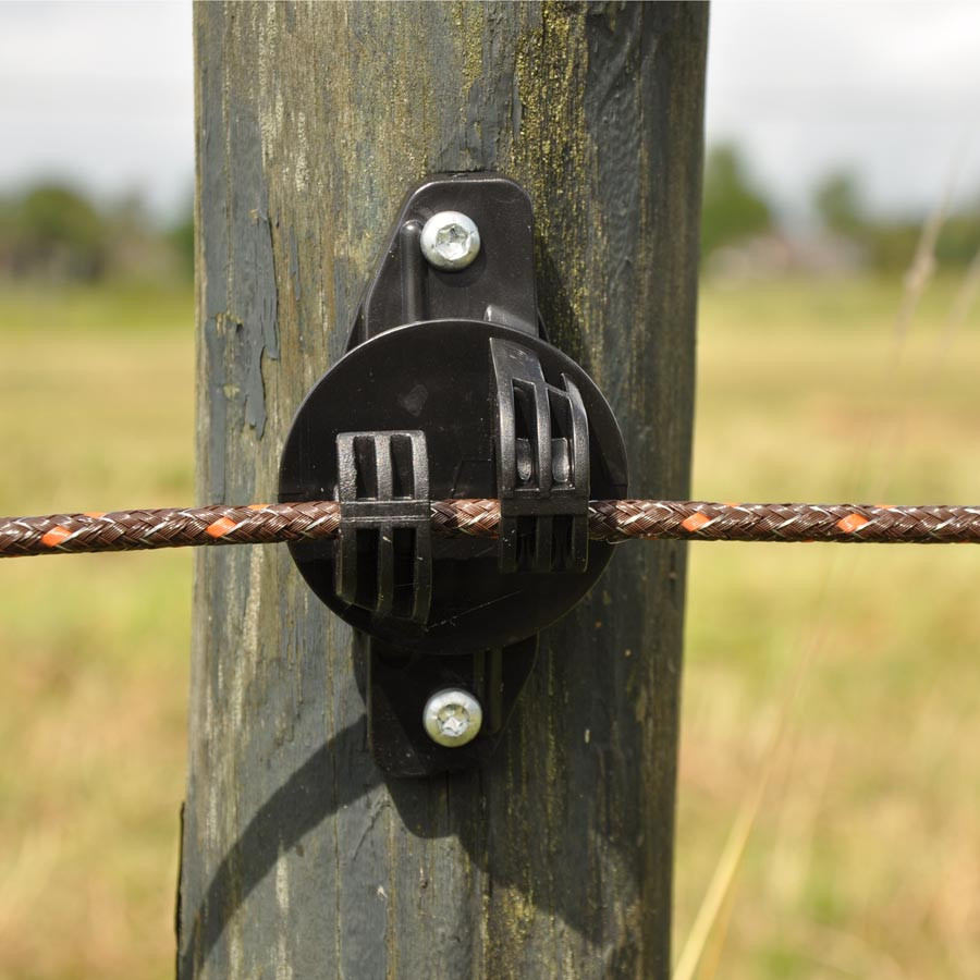En elektrisk ledning til et elektrisk gjerde holdes på plass av en isolator som er montert på en gjerdestolpe.