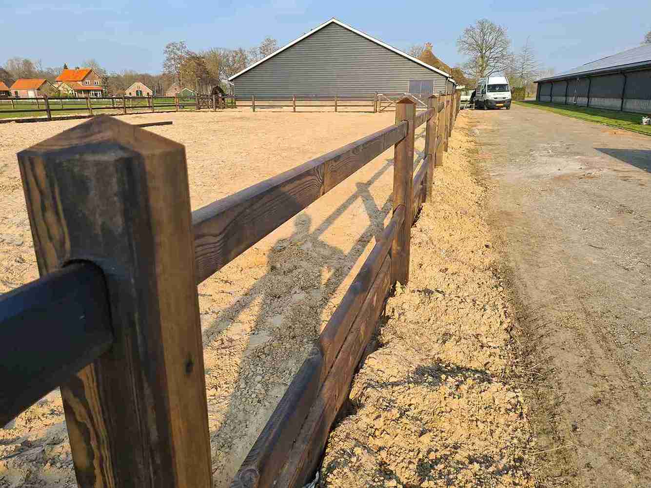 En ridebane i Nevada er avgrenset av et elegant hestegjerde med firkantede stolper