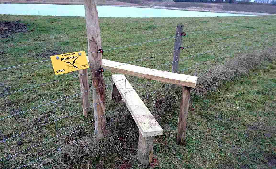 En trapp gjør det mulig å komme seg over på den andre siden av et elektrisk gjerde.