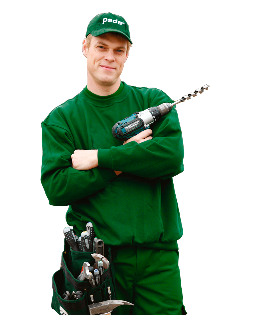 Gjerdeinstallatør iført grønn Poda-uniform og caps, holder en drill med langt bor. Verktøybeltet har skrutrekkere, tang og hammer festet ved hoftene.
